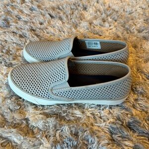 Sperry light gray perforated leather top. Slip on. Women’s size 6. EUC!
